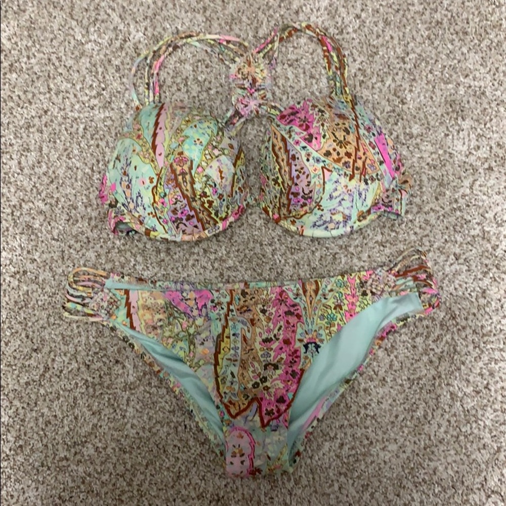 Victoria’s Secret bikini bathing suit 👙